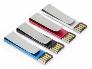 Praktischer USB-Stick in verschiedenen Farben mit elegantem Metallclip und Platz für individuelles Branding.