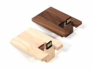 Zwei elegante Holz-USB-Sticks in hellbraun und dunkelbraun, ideal für individuelle Logodrucke.