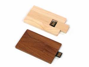 USB-Sticks aus Holz in hellbraun und dunkelbraun mit Platz für individuelles Branding oder Logo. Ideal für nachhaltige Werbung.