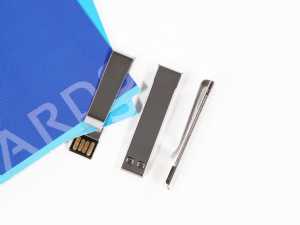 USB-Stick in Form einer Büroklammer, ideal für personalisierte Werbung und praktisches Dokumentenmanagement.