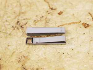 USB-Stick in schlanker Aluminium-Optik, ideal für individuelle Bedruckung und als Werbegeschenk geeignet.
