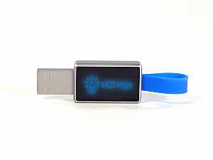 USB-Stick mit blauem Gummiband und beleuchtetem Logo-Bereich für individuelle Bedruckung. Ideal für Werbezwecke.
