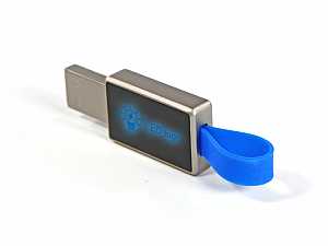 USB-Stick mit schickem Gehäuse, blauer Schlaufe und individualisierbarem LED-Logo-Bereich für kreative Werbung.