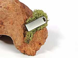 USB-Stick in edlem, mattem Metall-Design, ideal für individuelle Branding-Möglichkeiten und Werbezwecke.
