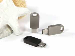 Praktische USB-Sticks in Silber und Schwarz mit Platz für individuelle Bedruckung, ideal für Werbung und Präsentationen.