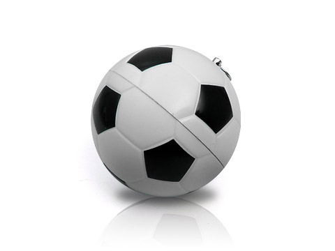 USB-Stick in einem Kunststoff-Fußball