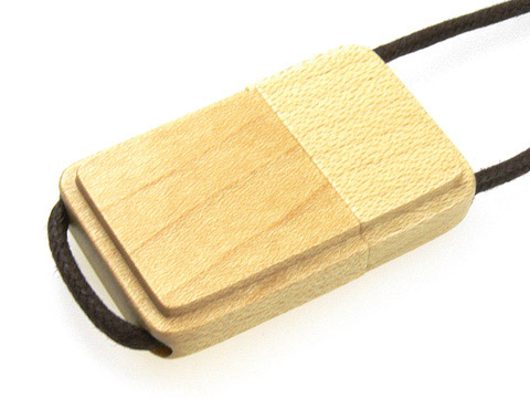 Eckiger USB Stick mit Kordel aus Holz mit Logo