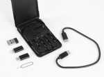 Adapter-Set mit USB-Stick, Lightning- und Micro-USB-Anschluss sowie Lade- und Sim-Karten Werkzeug in praktischem Gehäuse.