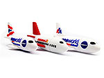 USB-Stick in Form eines Flugzeugs mit individuell bedruckbarem Logo-Bereich und verschiedenen Airline-Motiven.