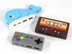 Kreative USB-Hub im Design eines Wals, einer Kassette und eines Gamecontrollers, ideal für individuelles Branding.