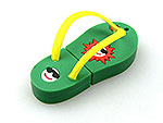 USB-Stick in Form eines Flip-Flops mit buntem Design und Platz für individuelle Logo-Gestaltungen. Ideal für Werbezwecke.