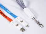 USB-Lanyard mit zwei Befestigungen und einem anschließbaren USB-Stick in verschiedenen Farben für individuelle Branding-Möglichkeiten.
