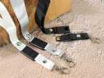 USB-Sticks auf Lanyards in Schwarz und Silber mit Platz für individuelle Logos und sicheren Karabinerverschlüssen.