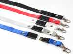 Lanyards in verschiedenen Farben mit integrierten USB-Sticks und Platz für individuelle Drucke. Ideal für Events und Werbung.