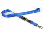 Blaue Lanyard mit USB-Stick-Anschluss und individuellem Logo-Bereich für Werbezwecke. Praktisch und ansprechend.