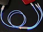 LED-Ladekabel mit leuchtenden, flexiblen Kabeln in ansprechendem Design für Tablets und Smartphones.
