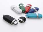 Bunte Leder-USB-Sticks mit silverfarbenem Clip und Platz für ein individuell gestaltbares Logo.