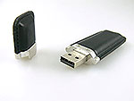 USB-Stick mit elegantem Ledergehäuse und individuell bedruckbarem Logo-Bereich für effektive Werbung.