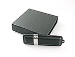 Eleganter USB-Stick in schwarzer Lederoptik, geliefert in einer passenden Geschenkbox mit Platz für individuelle Logos.
