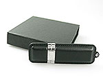 Schwarzer USB-Stick mit metallic-farbenem Element und passender Geschenkverpackung für individuelle Logos.