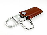 USB-Stick mit elegantem braunem Leder-Design und praktischem Schlüsselanhänger aus Metall für einfache Handhabung.