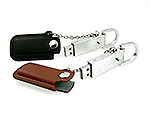 USB-Sticks mit Metallgehäuse, kombiniert mit braunen und schwarzen Lederhüllen für individuelle Gestaltungen.