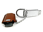 USB-Stick in Silber mit braunem Lederetui und Schlüsselring zur praktischen Befestigung, ideal für individuelles Branding.