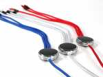 3-in-1 Lade- und Sync-Kabel mit stylischen, farbigen Textilummantelungen in Blau, Silber und Rot.