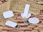Vielseitige weiße USB-Sticks in ovaler und rechteckiger Form, ideal für individuelle Logo-Produktionen.