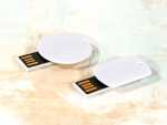 Zwei weiße USB-Sticks mit Platz für individuelle Logos, einer rund und einer rechteckig, ideal für Werbezwecke.