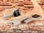 USB-Sticks in Schlüssel-Form mit individueller Bedruckung für Logos auf schwarzem Hintergrund. Ideal als Werbeartikel.