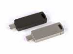 USB-Stick im eleganten Design in Schwarz und Silber, ideal für personalisierte Drucke mit Firmenlogo.