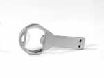 USB-Stick in Form eines Flaschenöffners aus glänzendem Metall, ideal für individuelle Bedruckungen und Werbezwecke.
