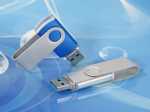 Zwei USB-Sticks in blau-silberner Ausführung mit drehbarem Gehäuse und Platz für ein individuelles Logo.