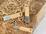 USB-Stick mit Holz-Metall-Kombination, ideal für individuelle Logo-Drucke und als Werbeartikel.