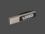 USB-Stick mit elegantem Design in Silber und Schwarz, ideal für die individuelle Bedruckung eines Logos.