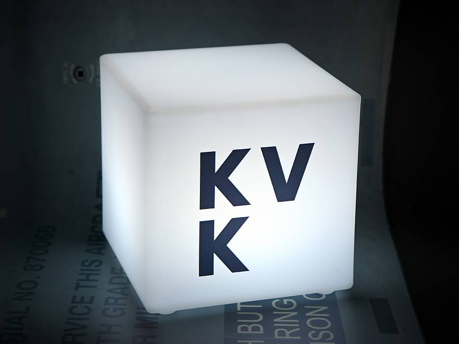 LED-Würfel mit starker Leuchtkraft in dunkler Umgebung