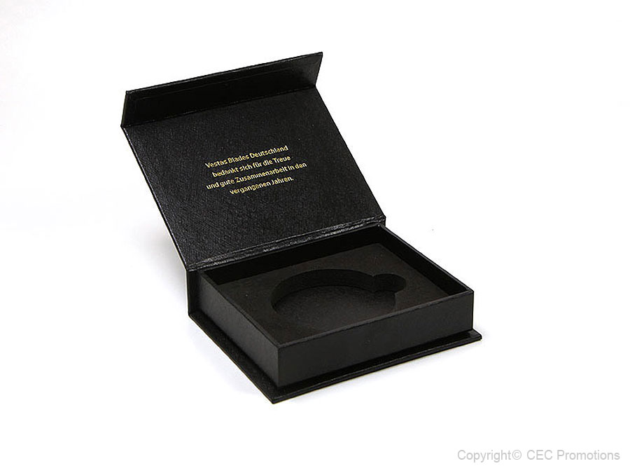 Schwarze Klappbox goldener Praegedruck innen, K03 Maxi Magnetbox