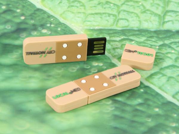 Der USB-Stick Pflaster in natur-beige zeigt eine praktische, pflasterartige Optik.