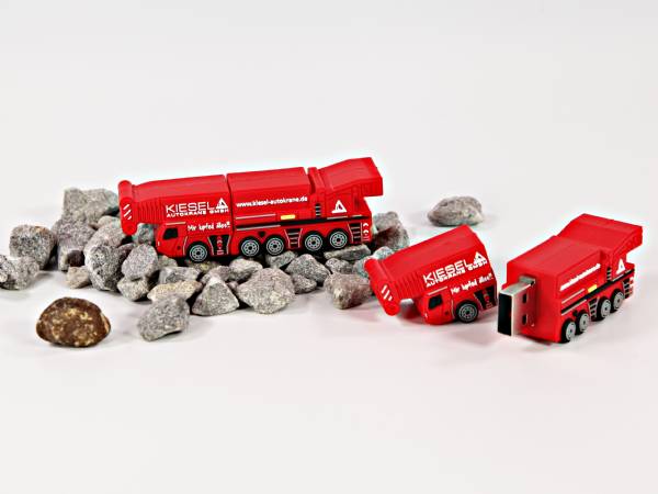 Roter USB-Stick in Fahrzeugform mit glänzendem Kunststoffgehäuse.