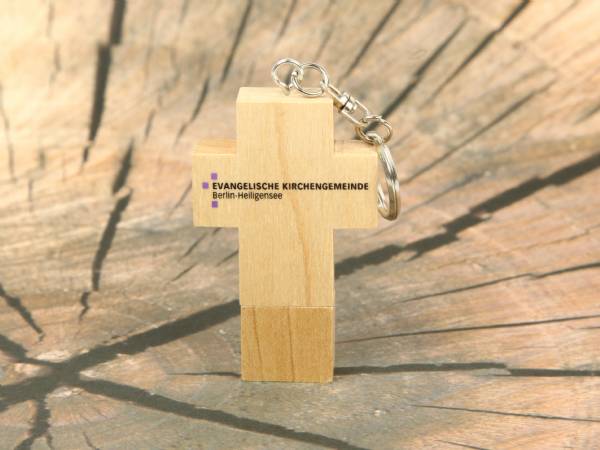 Holzkreuz mit Schlüsselanhänger und Logo der Evangelischen Kirchengemeinde Berlin-Heiligensee. Ideal für religiöse Veranstaltungen.
