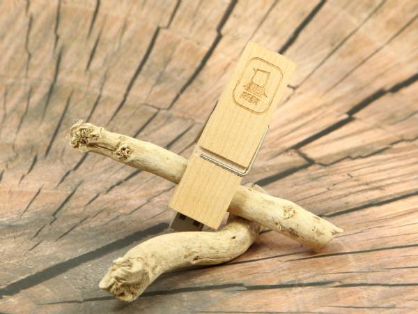 USB-Stick in Holzoptik, kunstvoll auf einem Holzständer positioniert, ideal für individuelles Branding und Werbezwecke.