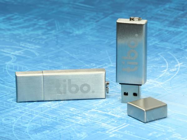 USB-Sticks in modernem Design mit verchromtem Gehäuse, individuell bedruckbar für Unternehmenslogos und Branding.