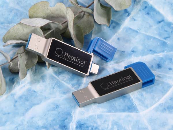 Silbernes USB-Licht mit moderner, minimalistischer Optik und praktischer LED-Beleuchtung.