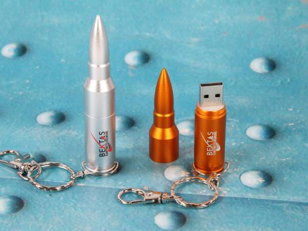 Der silberne USB-Stick Bullet 02 besticht durch sein robustes Design.