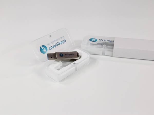 Die transparente Magnetbox in silberner Optik.