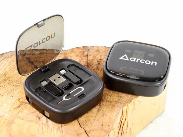 Adapter-Set mit verschiedenen Anschlüssen in praktischer Box, ideal für mobile Geräte und individuelle Bedruckung.