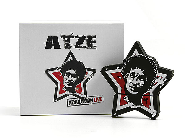 Comedian Atze Schröder für die Tour Revolution Live, passend zum USB-Stick eine hochwertige Geschenkverpackung.