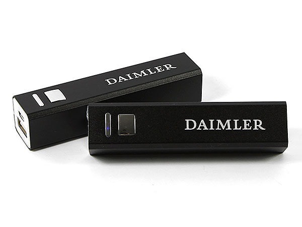 Passend zum Firmenimage wurde diese Powerbank mit einer schlichten Gravur des Daimler-Schriftzugs versehen. Die Kombination mit dem tiefschwarzen Gehäuse macht dies zu einem edlen Werbegeschenk.