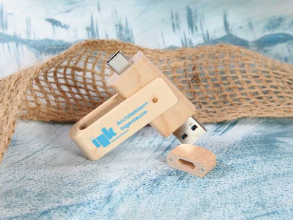 Holz-USB-Stick mit integriertem USB-C-Anschluss und Platz für individuelles Logo-Design. Ideal für nachhaltige Werbeartikel.